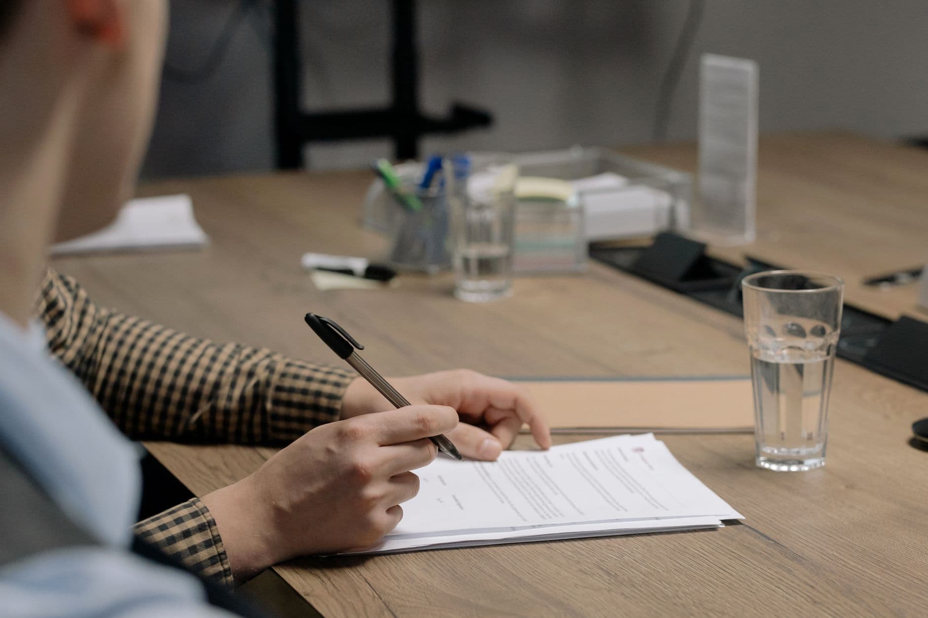 Een contract dat ondertekend wordt