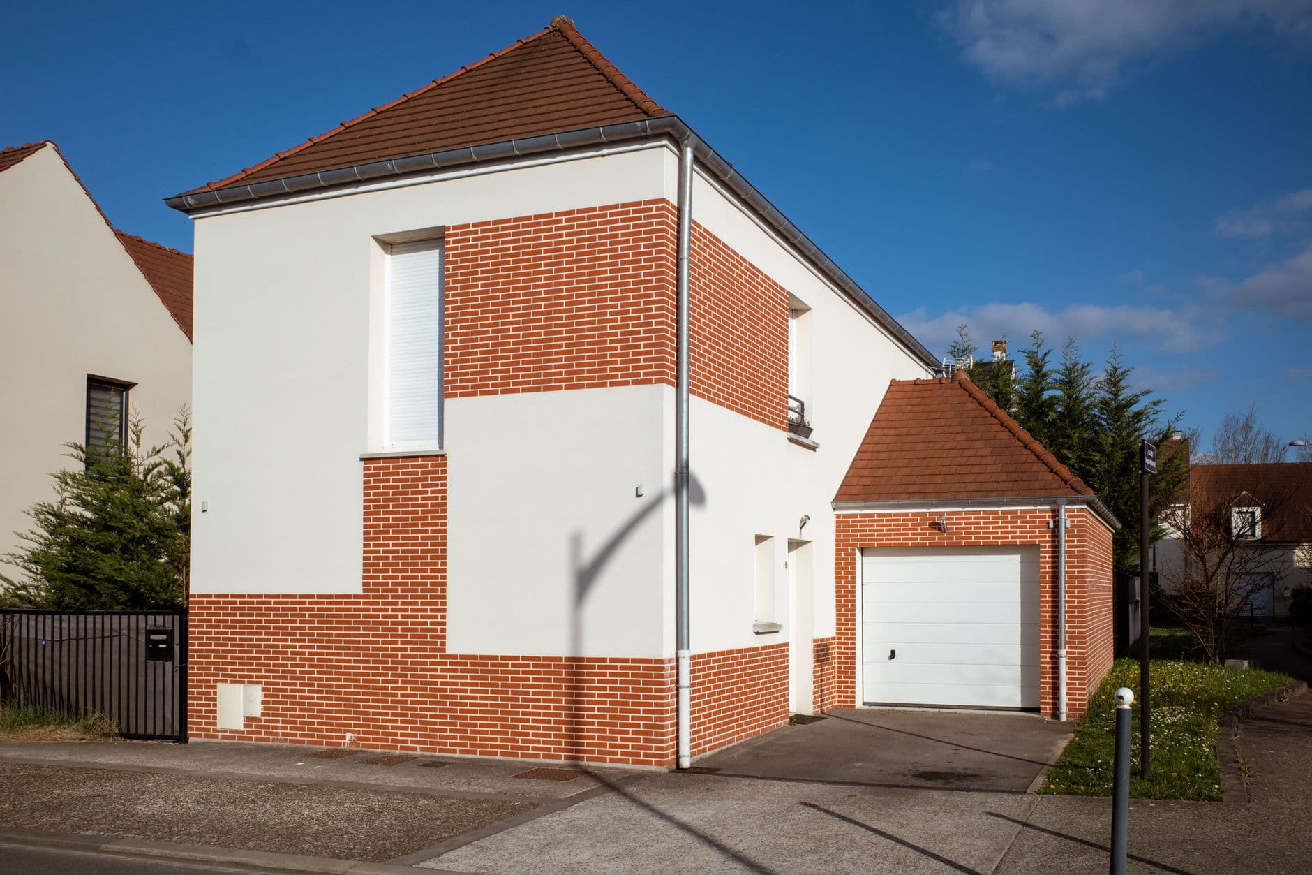 Een vrijstaande woning op een zonnige dag